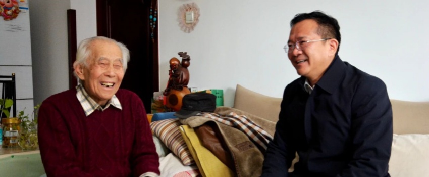 中國樂凱黨委領(lǐng)導(dǎo)看望慰問樂凱老領(lǐng)導(dǎo)、老專家、老干部、老黨員及生活困難職工